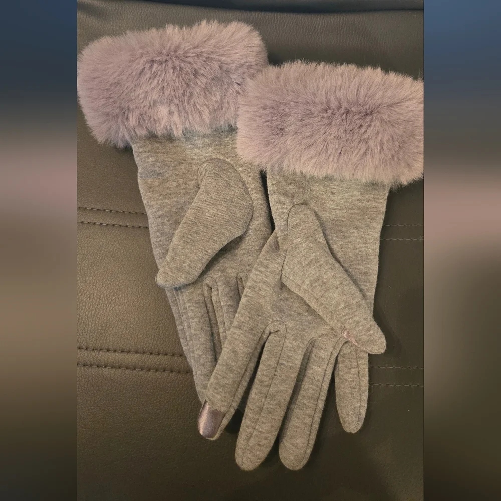Elegant Gray Fur-Trimmed Gloves
